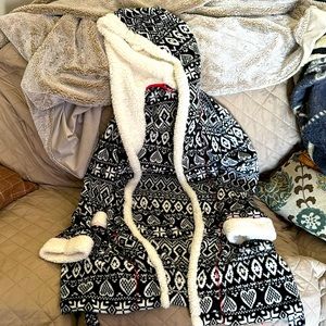 Size 8-10 robe for women extremely soft. Also has hood and pockets